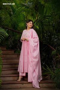 Kurti-pantalon et dupatta longs en soie Chanderi de qualité supérieure avec encolure et motifs brodés dispersés, style A-line - Exportateur indien - Product Image 2