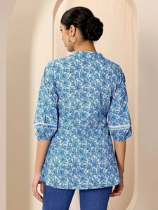 Tunique longue peplum pour femme, imprimé floral bleu et blanc, col mandarin en V, taille froncée, style bohème, pour la vente en gros aux boutiques internationales - Product Image 2