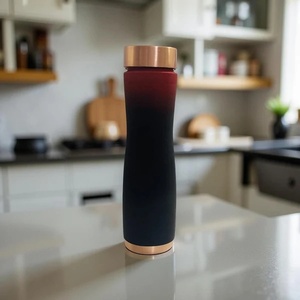 Botella Térmica Minimalista de Metal con Tapa y Base de Cobre, Diseño Degradado de Rojo a Negro, Portátil para Viajes - Product Image 2