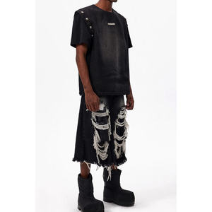 Shorts capri en jean déchiré pour hommes avec ourlet effiloché et taille élastique, style streetwear - Product Image 1