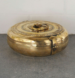 Boîte circulaire en laiton exquise avec des gravures géométriques détaillées et un couvercle à anneau. Article disponible à prix de gros. - Product Image 5