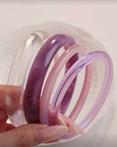 Accesorio de Pulsera de Resina Moderna Diseñado con Colores Artísticos Vibrantes para un Estilo Diario Elegante - Product Image 2