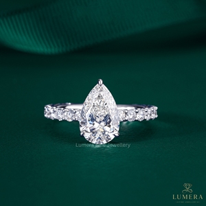 แหวนเพชรทรงลูกแพร์ สี E ความสะอาด VVS2 แหวนแต่งงานแบบโซลิแทร์ระดับพรีเมียม เครื่องประดับชั้นดี ของขวัญสำหรับเธอ แหวนหรูหรา - Product Image 1