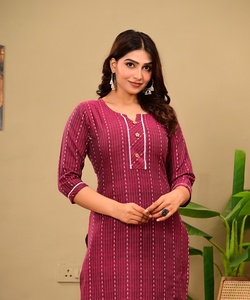 Conjunto de Kurta y Pantalón Estampado Color Granate para Mujer, Vestido Étnico Tradicional y Elegante - Product Image 1