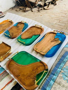 Bandeja de Servir de Madera de Nogal Macizo Hecha a Mano de Lujo con Resina Epoxi Ámbar y Asas de Metal Negro, Tabla de Charcutería para Hoteles y Restaurantes - Product Image 1