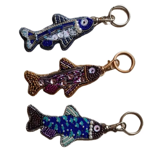 Porte-clés brodé de perles colorées motif poisson, fait main et écologique, idéal pour les filles et les remises de diplômes - Product Image 1