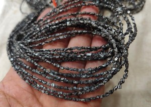 Perles de diamant noir naturel facettées non taillées en forme de copeaux, perles de pierres précieuses de diamant noir brut pour la fabrication de bijoux - Product Image 2