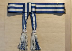 Ceinture de cérémonie avec pompons argentés et bleus – Écharpe décorative pour événements et parades - Product Image 3