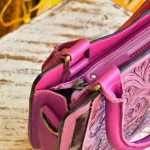Sac à main en cuir véritable 100% rose, style western, orné de fleurs sculptées à la main avec fourrure sur peau, fermeture éclair - Product Image 4