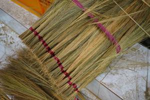 Balais vietnamiens en herbe de tigre, balais souples/balais en fibre de coco, manche long, durables, pour le nettoyage domestique, export direct usine - Product Image 2