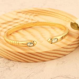 Brazalete abierto de cuarzo azul cielo chapado en oro de 18k con diseño de serpiente, brazalete ajustable con banda retorcida, joyería para fiestas. - Product Image 2