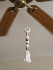 Pendentif traditionnel en perles de bois avec franges blanches pour décoration de meubles d'intérieur - Product Image 2