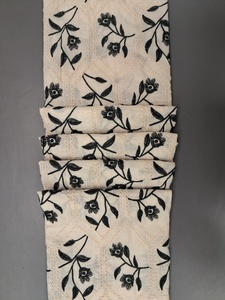 Tela Bordada de Algodón Blanco y Negro de Primera Calidad en Oferta - Material con Diseño Geométrico de Panal y Cordón Floral para Vestidos - Product Image 5