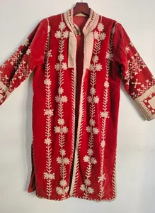 Chaqueta Larga de Terciopelo Rojo Vintage con Bordado Suzani y Patrón Floral, Estilo Bohemio, Manga Larga, Estilo Étnico, Ropa de Abrigo de Invierno - Product Image 4