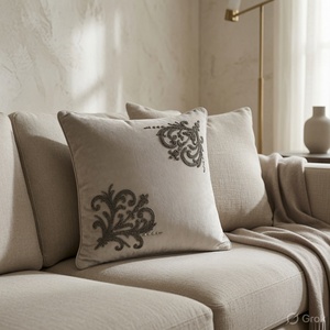 Coussin ivoire avec motifs floraux en charbon de bois aux coins |   Coussin décoratif carré intemporel pour canapé et décorations élégantes pour la maison - Product Image 3