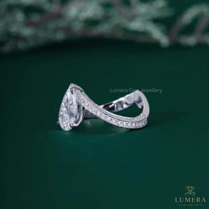Bague de fiançailles solitaire en diamant taille poire 2,76 carats, or blanc 18 carats, avec bande pavée à branches fendues, diamant de laboratoire - Product Image 4