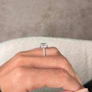 แหวนเพชรทรงรัศมี 2.50 กะรัต เพาะเลี้ยงในห้องปฏิบัติการ ทองคำขาว 14k ประดับเพชรรอบวงแบบซ่อน และเพชรฝังด้านข้าง ได้รับการรับรองจาก IGI - Product Image 1