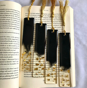 Marcador de Libros de Resina Epoxi Negro y Transparente con Lazo y Detalles Dorados - Product Image 3