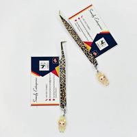 Pince à cils Somofy Enterprises en acier inoxydable à pointe de précision avec sangle imprimée léopard et breloque Labubu, prise en main parfaite, longueur 10 mm
