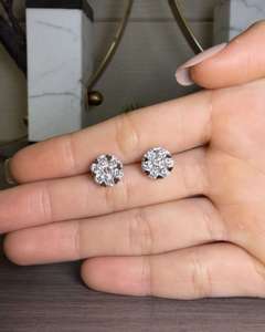 Clous d'oreilles en or 10K Radiance avec diamants de laboratoire en grappe, taille brillant ronde, sertis à griffes en forme de cœur, diamants de laboratoire de luxe certifiés IGI - Product Image 2