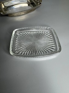 Beurrier vintage en métal argenté avec couvercle à poignée motif canard, utilisé comme mini plat de service pour desserts, pâtisseries et bouchées. - Product Image 6