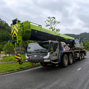 Grue hydraulique sur camion ZOOMLION ZTC1300A863-1 de 130 tonnes utilisée pour la construction de structures en acier et l'installation d'équipements - Product Image 2