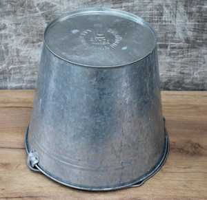 Cubo de Hierro Clásico con Acabado Rústico para Decoración del Hogar - Product Image 2