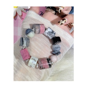Pulsera de Resina de Diseño de Lujo con Acabado Pulido Suave, Accesorio Premium para Exhibiciones de Moda en Boutiques - Product Image 1
