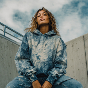 Sudadera con capucha corta vintage lavada para mujer, estilo urbano de invierno, con hombros caídos, efecto lavado a la piedra - Product Image 4