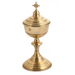 Ciborio de Latón Sagrado de Lujo para la Comunión y la Presentación en el Altar de la Iglesia - Product Image 1