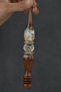Gancho de Crochet Profesional Hecho a Mano de Madera y Resina para Entusiastas del Tejido, con Deslizamiento Suave y Fabricación Resistente y Duradera - Product Image 4