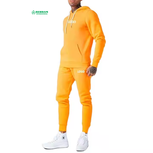 ชุดวอร์มผ้าฝ้ายสีส้ม เสื้อฮู้ดและกางเกงจ็อกเกอร์ สไตล์ลำลองสำหรับฤดูใบไม้ร่วง แขนยาว สีพื้น โลโก้แบบรีดร้อน ดีไซน์กระเป๋าหน้า - Product Image 1