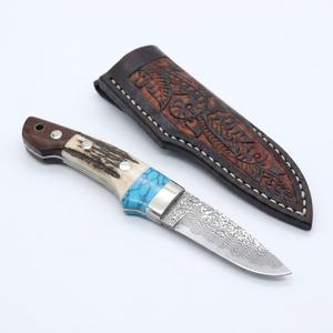 Cuchillo utilitario de hoja fija para exteriores de acero de Damasco forjado a mano personalizado, mango de cuerno de ciervo y turquesa, funda de cuero estampado, OEM DIY - Product Image 1