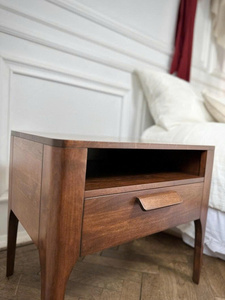 Mesita de Noche Moderna de Madera de Nogal Macizo Hecha a Mano con Cajón y Estante Abierto, Estilo Mid-Century, Mueble para el Hogar - Product Image 4