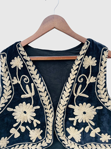 Chaleco de terciopelo negro para mujer, bordado con flores, estilo bohemio, sin mangas, hecho a mano, con cuello en V, corto. - Product Image 5