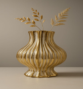 Jarrón dorado asimétrico con incrustaciones de mosaico floral y detalle de borlas. Estilo artesanal disponible a precios de mayorista. - Product Image 4