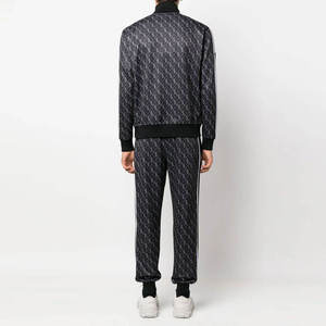 Ensemble deux pièces pour homme avec imprimé monogramme, veste zippée et pantalon de survêtement, style streetwear d'hiver, avec empiècements chevron et doublure polaire, vêtements de sport - Product Image 3