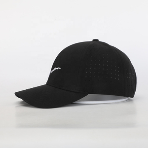 Casquette de sport pour homme à 6 panneaux, broderie personnalisée avec logo, haute qualité OEM, en polyester noir, avec trous découpés au laser - Product Image 3