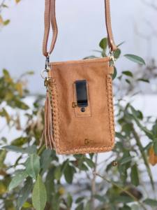 Bolso de cuero con grabado artesanal y piedra turquesa, tamaño pequeño, para teléfono, con piel de vacuno con pelo, tipo cartera de muñeca - Product Image 4