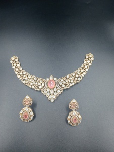 Conjunto de collar y aretes de aleación chapada en oro con piedras de circonita rosa, diseño floral clásico, joyería de boda para mujer, floral clásico - Product Image 1