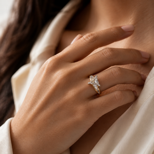 Bague de fiançailles en diamant taille trillion plaqué or jaune 18 carats avec bande en moissanite pour cadeau d'anniversaire de mariage - Product Image 5