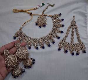 ชุดสร้อยคอเมเฮนดีแบบอินเดียดั้งเดิม พร้อมมงกุฎติกก้าและพัสซา เหมาะสำหรับงานแต่งงานและงานเฉลิมฉลองต่างๆ - Product Image 4