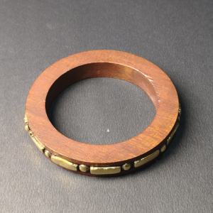 Elegante Brazalete de Madera de Sheesham Oscuro con Incrustaciones Continuas de Latón - Brazalete de Madera Geométrico y Elegante - Hecho a Mano con Alta Calidad - Product Image 2
