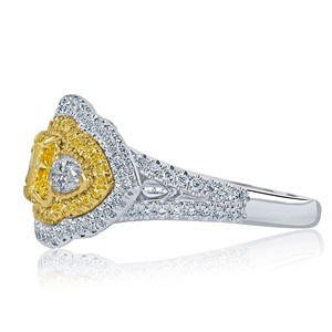 Elegante Anillo de Compromiso y Boda con Diamante Amarillo de Laboratorio, Corte Cojín, Doble Halo, Oro Blanco, VVS+, Certificado IGI, Diseño de Tallo Dividido - Product Image 2