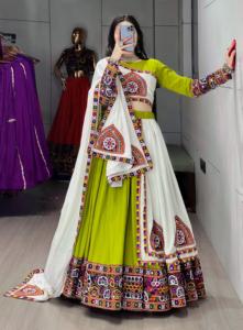 Conjunto de Lehenga Choli Tradicional de Rayón y Algodón para Mujer al por Mayor con Falda de 6 Metros y Trabajo de Espejos, Ideal para Festivales y Bodas - Product Image 5