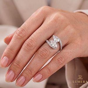 แหวนเพชรเลี้ยงในห้องปฏิบัติการทรงลูกแพร์สองเม็ด ดีไซน์ไขว้ ทอง 14K ประดับเพชรแบบปาเว่ แหวนหมั้น เครื่องประดับชั้นดี - Product Image 5