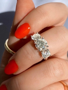 Vente flash - Bague à trois pierres en moissanite argentée avec serti à griffes, design personnalisé, pour fiançailles, anniversaire, célébrations et occasions spéciales - Product Image 6