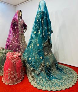 เสื้อครอปกำมะหยี่ lehenga choli กับงานหนักเต็มรูปแบบ Big Trail & jarstones สำหรับงานแต่งงานเฉดสีเข้มคอลเลกชัน mahamantra - Product Image 3