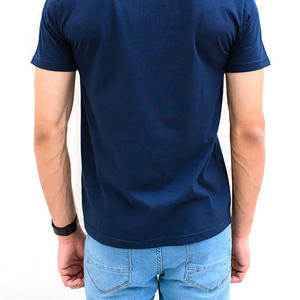 T-shirt à manches courtes col en V en polyester/coton léger et écologique pour hommes, vente en gros |   Logo personnalisé sur le devant, design simple - Product Image 5