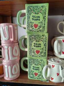 Tasses en céramique rose avec lettres en relief, design rétro, durables, empilables, vaisselle - Product Image 2
